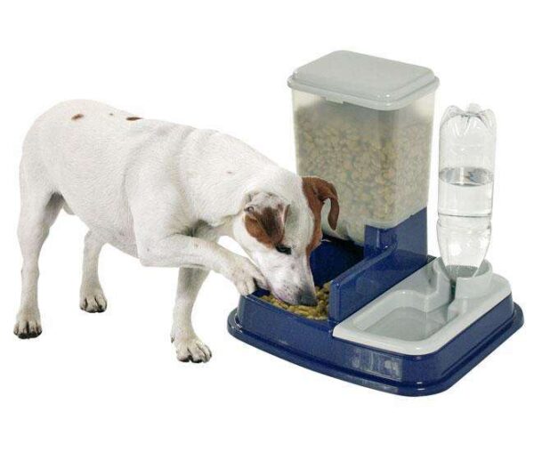 Entdecken Sie die praktische Futter- und Wasserspender Kombination, die ideal für alle Haustierbesitzer ist. Der hochwertige Futterspender mit einem Volumen von 5 kg hält Ihr Trockenfutter frisch und sorgt dafür, dass Ihr Tier stets die richtige Menge erhält, dank der regulierbaren Futterportionierung. Der integrierte Wasserspender garantiert immer frisches Wasser und ist für alle gängigen Getränkeflaschen geeignet, was die Handhabung besonders einfach macht. Mit kompakten Maßen von etwa 37 x 32 x 36 cm (LxBxH) passt diese Kombination perfekt in jede Ecke Ihres Zuhauses. Investieren Sie in diese praktische Lösung für Ihr Haustier und genießen Sie mehr Komfort im Alltag!