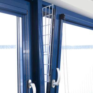 Dieses hochwertige Seitenelement aus bruchsicherem Kunststoff ist die ideale Lösung für verschiedene Anwendungen in Ihrem Zuhause. Mit den Maßen von 62 × 16/7 cm und der eleganten weißen Farbe fügt es sich harmonisch in jede Einrichtung ein. Es lässt sich sowohl anschrauben als auch ankleben, was Ihnen maximale Flexibilität bei der Installation bietet. Dank seines leichten und stabilen Designs ist es nicht nur praktisch, sondern auch äußerst langlebig. Sichern Sie sich dieses günstige und hochwertige Seitenelement, das Ihnen sowohl Funktionalität als auch Ästhetik bietet!