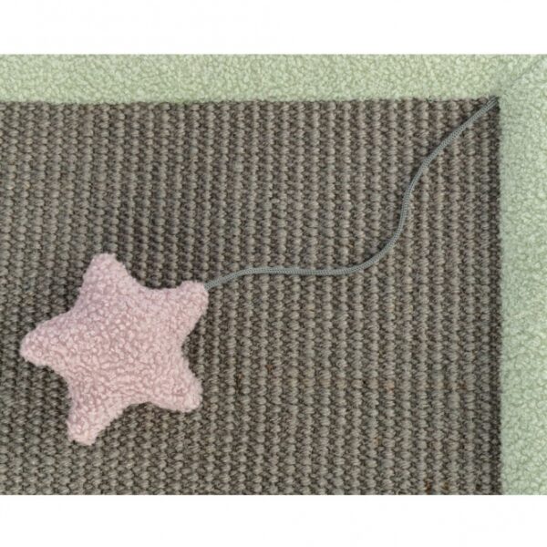 Dieser stilvolle Teppich in Sisal/Lammfell-Optik aus hochwertigem Polyester ist die perfekte Ergänzung für Ihr Zuhause. Mit seinen praktischen Maßen von ca. 47 × 47 cm eignet er sich ideal zum Hinlegen in jedem Raum, sei es im Wohnzimmer, Schlafzimmer oder Flur. Die ansprechende Farbgestaltung in grau und mint sorgt für eine moderne Atmosphäre und lässt sich mühelos mit verschiedenen Einrichtungsstilen kombinieren. Genießen Sie die Vorteile eines pflegeleichten und langlebigen Teppichs, der nicht nur optisch überzeugt, sondern auch eine hohe Qualität bietet – perfekt für alle, die Wert auf Design und Funktionalität legen.