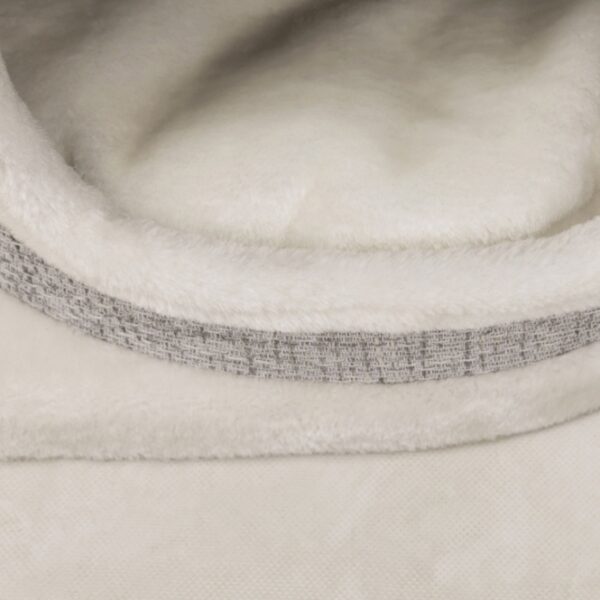 Entdecken Sie das ideale Kuschelbett für Ihr Haustier, gefertigt aus hochwertigem Sisal und weichem Plüsch (Polyester). Mit einem Durchmesser von 8 mm und einer Dichte von 400 g/m² bietet dieser Möbelstoff nicht nur Langlebigkeit, sondern auch höchsten Komfort. Das Kuschelbett hat einen gepolsterten Rand und eine gemütliche Höhle, die mit kuscheligem Fleece ausgestattet ist. Ein praktisches Wendekissen sorgt für zusätzlichen Komfort und kann einfach von Hand gewaschen werden. Die gepolsterten Liegeplatten bieten Ihrem Tier einen bequemen Platz zum Entspannen. In einem stilvollen Weiß/Grau passt dieses Bett perfekt in jede Wohnung. Mit einer Höhe von ca. 128 cm und einer Grundfläche von ca. 78 x 48 cm ist es ideal für mittelgroße Tiere. Der Stammdurchmesser von 12 bis 15 cm sorgt für Stabilität und Sicherheit. Gönnen Sie Ihrem Liebling den besten Schlafplatz mit diesem hochwertigen und gemütlichen Kuschelbett!