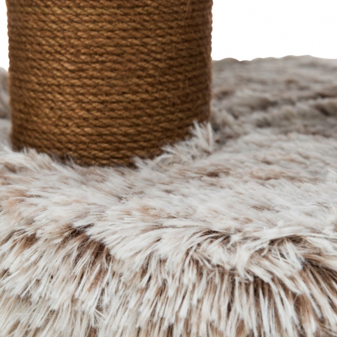 Dieses gemütliche Kuschelbett für Haustiere bietet Ihrem Vierbeiner höchsten Komfort und Geborgenheit. Hergestellt aus hochwertiger Jute mit einem Durchmesser von 4 mm und einem weichen Langhaar-Plüsch aus Polyester (310 g/m²), ist es nicht nur stilvoll, sondern auch besonders langlebig. Das Bett verfügt über einen gepolsterten Rand und eine kuschelige Höhle, die mit weichem Fleece ausgestattet ist, sowie einem praktischen Wendekissen, das leicht von Hand gewaschen werden kann. Mit einer Höhe von ca. 73 cm und einer Grundfläche von ca. 54 x 40 cm bietet es ausreichend Platz für kleine bis mittelgroße Hunde oder Katzen. Die ansprechende Farbkombination in weiß-braun fügt sich harmonisch in jedes Zuhause ein. Schenken Sie Ihrem Haustier den besten Rückzugsort mit diesem hochwertigen Kuschelbett!