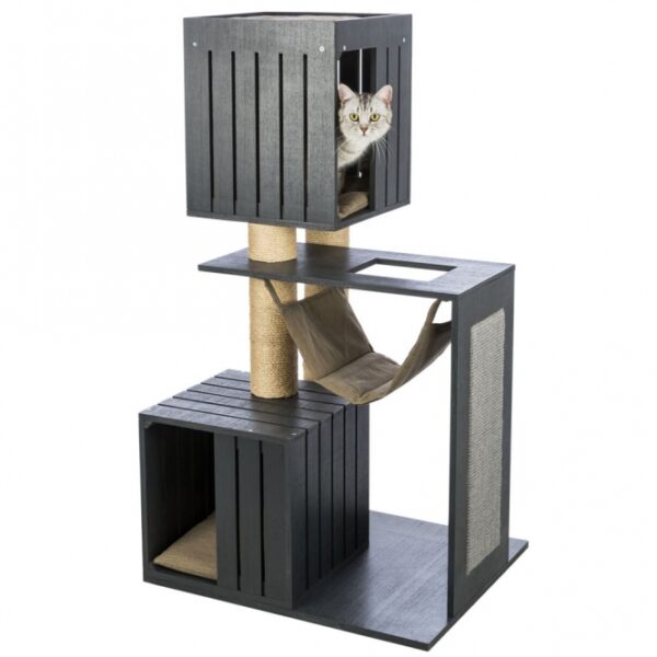 Entdecke den nordischen Stil für dein Wohnzimmer mit dem BE NORDIC Kratzbaum Freia, der nicht nur eine ideale Ausruh- und Klettergelegenheit für deine Katze bietet, sondern auch als stilvolles Möbelstück in deinem Wohnbereich glänzt. Der Kratzbaum überzeugt durch seine hochwertige Verarbeitung mit sandfarbenem Canvas und anthrazit lackiertem Sperrholz, die ein maritimes Ambiente schaffen. Mit zwei gemütlichen Höhlen, die mit Wendekissen ausgestattet sind, einer komfortablen Hängematte und einem kuscheligen Bett auf der oberen Etage, bietet er deinem Haustier zahlreiche Rückzugsmöglichkeiten. Zusätzlich sorgen die robusten Kratz- und Kletterflächen aus Sisal für stundenlangen Spielspaß und fördern die Gesundheit deiner Katze. Die großzügige Grundfläche von ca. 70 × 58 cm und eine Höhe von ca. 123 cm machen diesen Kratzbaum zu einem perfekten Mittelpunkt in jedem Katzenhaushalt. Gönne deiner Katze den besten Kratzbaum für ein glückliches und aktives Leben!
