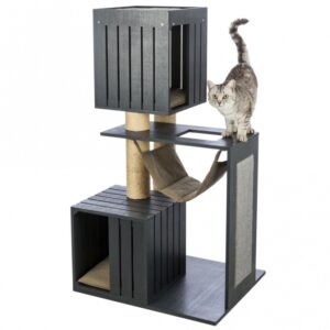 Entdecke den nordischen Stil für dein Wohnzimmer mit dem BE NORDIC Kratzbaum Freia, der nicht nur eine ideale Ausruh- und Klettergelegenheit für deine Katze bietet, sondern auch als stilvolles Möbelstück in deinem Wohnbereich glänzt. Der Kratzbaum überzeugt durch seine hochwertige Verarbeitung mit sandfarbenem Canvas und anthrazit lackiertem Sperrholz, die ein maritimes Ambiente schaffen. Mit zwei gemütlichen Höhlen, die mit Wendekissen ausgestattet sind, einer komfortablen Hängematte und einem kuscheligen Bett auf der oberen Etage, bietet er deinem Haustier zahlreiche Rückzugsmöglichkeiten. Zusätzlich sorgen die robusten Kratz- und Kletterflächen aus Sisal für stundenlangen Spielspaß und fördern die Gesundheit deiner Katze. Die großzügige Grundfläche von ca. 70 × 58 cm und eine Höhe von ca. 123 cm machen diesen Kratzbaum zu einem perfekten Mittelpunkt in jedem Katzenhaushalt. Gönne deiner Katze den besten Kratzbaum für ein glückliches und aktives Leben!