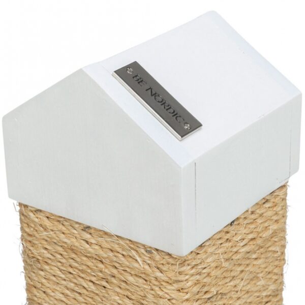 Diese stilvolle Sisal-Kratzbaum für Katzen ist ein unverzichtbares Möbelstück für jeden Katzenliebhaber. Mit einem Durchmesser von 5 mm und einem stabilen, lackierten Sperrholz bietet er nicht nur eine robuste Konstruktion, sondern auch eine ansprechende weiße Farbe, die in jedes Zuhause passt. Die Grundfläche von etwa 34 × 34 cm und eine Höhe von ca. 60 cm machen ihn ideal für Katzen aller Größen. Der Stamm misst ca. 11 × 11 cm und sorgt für zusätzlichen Halt und Stabilität. Zudem unterstützt TRIXIE mit dem Verkauf dieser Serie wichtige Meeresschutzprojekte, was einen wertvollen Beitrag zum Natur- und Artenschutz leistet. Investieren Sie in diesen hochwertigen Kratzbaum und bieten Sie Ihrer Katze einen perfekten Platz zum Spielen und Entspannen!
