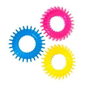 Bieten Sie Ihrem Hund stundenlangen Spielspaß mit unserem hochwertigen Ring aus witterungsbeständigem Thermo Plastik Rubber Material. Mit einem Durchmesser von ca. 11 cm ist dieses Spielzeug ideal für Hunde aller Altersgruppen, vom Welpen bis zum Senior. Das extrem langlebige und zahnfreundliche Material ist natürlich ungiftig und sorgt für sicheres Spielen. Besonders praktisch: Der Ring ist schwimmfähig und eignet sich somit perfekt für Spiele im Wasser oder am Strand. Bitte beachten Sie, dass die Farbwahl je nach Lagerbestand erfolgt, sodass jeder Ring ein Unikat ist. Entdecken Sie das ideale Spielzeug für Ihren Hund und fördern Sie seine Gesundheit und Freude beim Spielen!