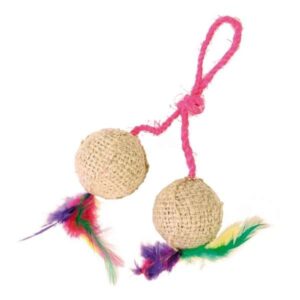 Dieses hochwertige Katzenspielzeug besteht aus zwei robusten Jute-Bällen, die durch ein strapazierfähiges Sisalband miteinander verbunden sind. Die Bälle sind mit Catnip, Rasseln und bunten Federn gefüllt, was für stundenlangen Spielspaß sorgt und die natürlichen Instinkte Ihrer Katze anregt. Mit einem Durchmesser von ca. 4,5 cm sind sie perfekt für kleine Katzen und Kätzchen geeignet. Bringen Sie Freude in das Leben Ihrer Katze mit diesem unterhaltsamen und ansprechenden Spielzeug! Bitte beachten Sie, dass die Farben von der Abbildung abweichen können. Holen Sie sich jetzt das beste Katzenspielzeug für Ihre pelzigen Freunde!