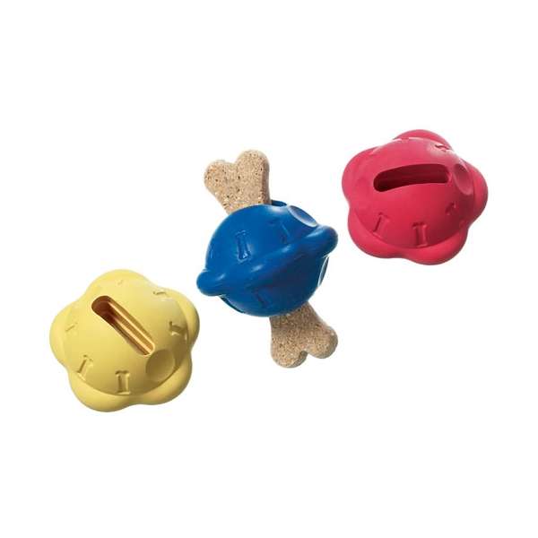 Der BOOMER Snackball ist der perfekte Begleiter für Ihren Hund, ideal zum Hineinstecken von kleinen Kauartikeln und anderen länglichen Leckereien. Mit seinem köstlichen Vanille-Aroma und der robusten Verarbeitung aus hochwertigem Vollgummi ist dieser Snackball besonders langlebig und strapazierfähig. Der Durchmesser von ca. 7 cm macht ihn handlich und leicht zu transportieren. Bitte beachten Sie, dass „Vollgummi“ die Materialbezeichnung ist und nicht bedeutet, dass der gesamte Artikel aus Vollgummi besteht. Der Snackball ist in den attraktiven Farben Rot, Blau und Gelb erhältlich (Farbauswahl je nach Lagerbestand). Gönnen Sie Ihrem Haustier mit dem BOOMER Snackball ein sicheres und unterhaltsames Kauvergnügen!