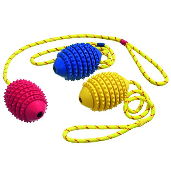 Der Boomer Football ist der perfekte Spielzeugball für Hunde und ihre Besitzer! Hergestellt aus robustem Vollgummi, bietet er eine unschlagbare Haltbarkeit und ist ideal zum Werfen, Apportieren und für aufregende Zieh- und Zerrspiele. Mit seiner praktischen Kordel wird der Spielspaß für Mensch und Tier garantiert. Der Ball hat ein verführerisches Vanille-Aroma, das das Spielen noch angenehmer macht. Er hat einen Durchmesser von ca. 11 cm und wird in einer zufälligen Farbe geliefert, wobei mögliche Farben Gelb, Blau oder Rot sind. Bitte beachten Sie, dass "Vollgummi" die Materialbezeichnung ist und nicht bedeutet, dass der Ball vollständig aus Vollgummi besteht. Holen Sie sich den Boomer Football und erleben Sie stundenlangen Spaß mit Ihrem Vierbeiner!