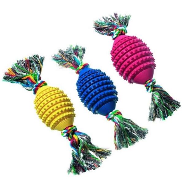 Der Ruffus Vollgummi-Football ist der perfekte Spielzeug für Hunde und garantiert stundenlangen Spielspaß. Hergestellt aus hochwertigem und robustem Vollgummi, bietet er eine unschlagbare Haltbarkeit, die selbst den energischsten Spielen standhält. Mit einem praktischen Baumwolltau ausgestattet, eignet sich dieser Football ideal zum Werfen, Apportieren sowie für Zieh- und Zerrspiele. Das verführerische Vanille-Aroma sorgt zusätzlich für eine ansprechende Spielerfahrung für Ihren Vierbeiner. Die Größe beträgt ca. 11 cm und die verfügbaren Farben (Gelb, Blau und Rot) werden je nach Lagerbestand ausgewählt. Bitte beachten Sie: "Vollgummi" bezeichnet das Material und bedeutet nicht, dass der Artikel vollständig aus Vollgummi besteht. Sichern Sie sich jetzt diesen langlebigen und vielseitigen Football für Ihr Haustier!