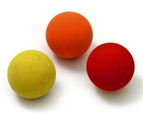 Die Moosgummibälle GOAL sind die perfekte Wahl für alle, die Spaß und Bewegung lieben! Dieses hochwertige 3er Set besteht aus luftgefüllten Bällen mit einem Durchmesser von 6 cm, die ideal für verschiedene Spiele und Aktivitäten sind. Dank ihrer leichten und robusten Bauweise sind sie sowohl für drinnen als auch für draußen geeignet. Ob für den Garten, den Spielplatz oder das Kinderzimmer – diese Moosgummibälle bieten stundenlangen Spielspaß und fördern gleichzeitig die motorischen Fähigkeiten der Kinder. Günstig in der Anschaffung und von hoher Qualität, sind sie ein unverzichtbares Spielzeug für jedes Zuhause!