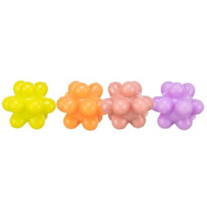 Dieses hochwertige Set von Trixie enthält vier bunte Noppenbälle, die für unvergesslichen Spielspaß sorgen. Die besondere Form der Bälle ermöglicht ein unvorhersehbares Springen und Rollen, was sie zu einem idealen Spielzeug für aktive Hunde macht. Hergestellt aus strapazierfähigem und weichem Gummi, sind diese Bälle nicht nur langlebig, sondern auch sanft zu den Zähnen Ihres Haustiers. Mit einer Größe von ca. 3 cm sind sie perfekt für kleine und mittelgroße Hunde geeignet. Entdecken Sie jetzt die hohe Qualität und den Spaß, den diese Noppenbälle Ihrem vierbeinigen Freund bieten!