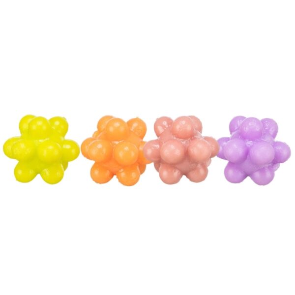Dieses hochwertige Set von Trixie enthält vier bunte Noppenbälle, die für unvergesslichen Spielspaß sorgen. Die besondere Form der Bälle ermöglicht ein unvorhersehbares Springen und Rollen, was sie zu einem idealen Spielzeug für aktive Hunde macht. Hergestellt aus strapazierfähigem und weichem Gummi, sind diese Bälle nicht nur langlebig, sondern auch sanft zu den Zähnen Ihres Haustiers. Mit einer Größe von ca. 3 cm sind sie perfekt für kleine und mittelgroße Hunde geeignet. Entdecken Sie jetzt die hohe Qualität und den Spaß, den diese Noppenbälle Ihrem vierbeinigen Freund bieten!