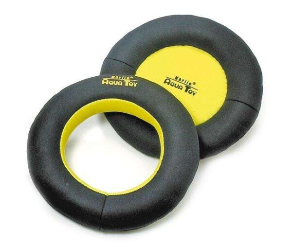 Entdecken Sie unser hochwertiges Aqua-Spielzeug aus strapazierfähigem Neopren, das perfekt für den Wasserspaß geeignet ist. Mit einem Durchmesser von ca. 24 cm und in ansprechendem Schwarz/Gelb ist dieses schwimmfähige Spielzeug ideal für den Einsatz im Schwimmbad oder am Strand. Es lässt sich ganz einfach bei 30° C in der Waschmaschine reinigen, sodass Sie immer ein sauberes und sicheres Spielzeug für Ihre Kinder haben. Günstig und von hoher Qualität – das Aqua-Spielzeug sorgt für stundenlangen Spaß im Wasser und ist ein Muss für jeden Wassersportliebhaber!