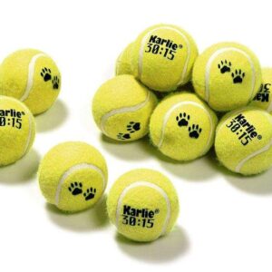 Entdecken Sie unser 12er Set hochwertiger Tennisbälle mit einem Durchmesser von 6 cm, ideal für Freizeitspieler und Profis. Diese langlebigen und robusten Tennisbälle bieten hervorragende Spieleigenschaften und sind perfekt für den Einsatz auf verschiedenen Belägen. Mit ihrem optimalen Sprungverhalten und der hohen Sichtbarkeit sind sie eine ausgezeichnete Wahl für jedes Training oder Wettkampf. Profitieren Sie von diesem günstigen Set und verbessern Sie Ihr Spiel mit unseren Tennisbällen, die sowohl Qualität als auch Leistung garantieren.