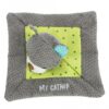 Dieses hochwertige Katzen-Spielzeug aus robustem Polyester ist mit Catnip gefüllt und sorgt für stundenlangen Spielspaß für Ihre Katze. Mit den kompakten Maßen von ca. 13 x 13 cm passt es perfekt in jede Ecke Ihres Zuhauses und ist ideal für kleine Katzen und Kätzchen. Das Catnip stimuliert das Spielverhalten und fördert die Bewegung Ihrer Katze, während das strapazierfähige Material eine lange Lebensdauer garantiert. Gönnen Sie Ihrer Katze das beste Spielzeug, das sowohl Qualität als auch Spaß bietet!