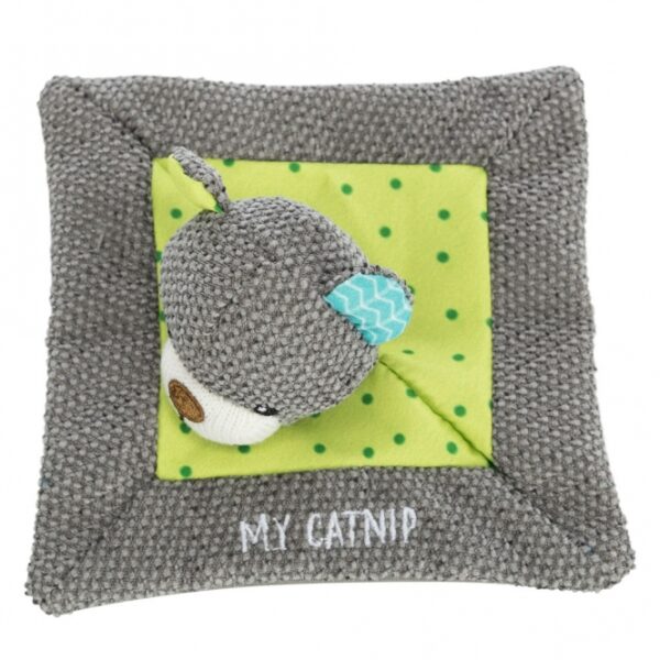 Dieses hochwertige Katzen-Spielzeug aus robustem Polyester ist mit Catnip gefüllt und sorgt für stundenlangen Spielspaß für Ihre Katze. Mit den kompakten Maßen von ca. 13 x 13 cm passt es perfekt in jede Ecke Ihres Zuhauses und ist ideal für kleine Katzen und Kätzchen. Das Catnip stimuliert das Spielverhalten und fördert die Bewegung Ihrer Katze, während das strapazierfähige Material eine lange Lebensdauer garantiert. Gönnen Sie Ihrer Katze das beste Spielzeug, das sowohl Qualität als auch Spaß bietet!