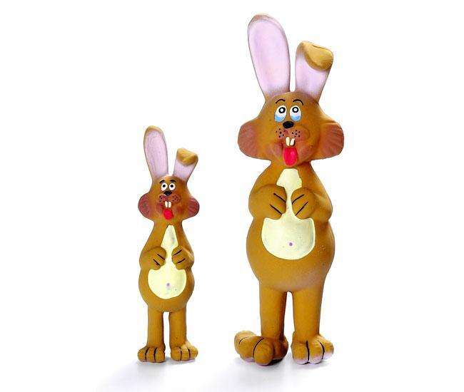 Der Latex-Hase mit Sqeeker ist ein hochwertiges Spielzeug für Ihren vierbeinigen Freund und misst 16 cm in der Länge. Dieses robuste und langlebige Hase-Spielzeug sorgt für stundenlangen Spielspaß und ist perfekt für Hunde aller Größen. Dank des integrierten Quietsches wird Ihr Hund zum Spielen und Herumtollen animiert, während das weiche Latexmaterial sanft zu den Zähnen ist. Suchen Sie nach einem günstigen und zugleich qualitativ hochwertigen Spielzeug? Dann ist der Latex-Hase mit Sqeeker die ideale Wahl für Ihren Liebling!