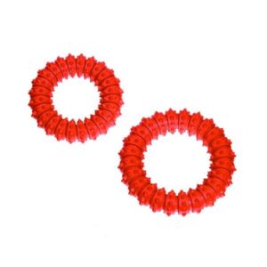 Der schwimmfähige Boomer Aqua Ring aus hochwertigem, natürlichem Vollgummi sorgt für unvergesslichen Spaß am und im Wasser. Dieses innovative Wasserspielzeug massiert und pflegt spielerisch Gebiss und Zähne Ihres Hundes, während es gleichzeitig ideal zum Apportieren, Trainieren und Ausbilden geeignet ist. Dank seiner leuchtend orange Farbe ist der Aqua Ring besonders gut sichtbar im Wasser und somit perfekt für aufregende Spiele im Freien. Mit einem angenehmen Vanille-Aroma bietet er zusätzlich eine ansprechende Sinneserfahrung. Boomer Vollgummispielzeuge garantieren langanhaltenden Spielspaß, denn sie sind unschlagbar haltbar und in verschiedenen Ausführungen erhältlich – mit Squeeker oder Glocke, mit oder ohne Aroma. Für abwechslungsreiche Spielstunden ist auf jeden Fall gesorgt! Der Durchmesser beträgt ca. 15 cm, was ihn zur idealen Größe für kleine und mittelgroße Hunde macht. Hinweis: 'Vollgummi' bezeichnet das Material und bedeutet nicht, dass der Artikel durchgehend aus Vollgummi besteht.