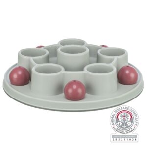 Dieses hochwertige Spielbrett mit Vertiefungen und fünf Abdeckkugeln ist der perfekte Begleiter für spannende Spieleabende. Es verfügt über einen rutschfesten Gummiring, der für Stabilität und Sicherheit sorgt, sodass das Spielvergnügen ungestört bleibt. Hergestellt aus robustem Kunststoff, ist das Brett nicht nur langlebig, sondern auch spülmaschinenfest, was die Reinigung zum Kinderspiel macht. Mit einem Durchmesser von ca. 28 cm bietet es ausreichend Platz für alle Spielvarianten. Inklusive einer praktischen Trainingsanleitung ist dieses Spielbrett ideal für Familien und Freunde, die gemeinsam Spaß haben möchten. Entdecken Sie die Freude am Spielen mit diesem vielseitigen und benutzerfreundlichen Produkt!