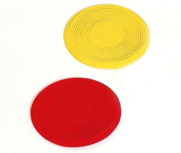 Entdecken Sie unsere hochwertigen Frisbees aus strapazierfähigem Latex, die ideal für Freizeitaktivitäten im Freien sind. Jedes Set enthält zwei Frisbees mit einem Durchmesser von ca. 13 cm, perfekt für Spaß und Spiel mit Freunden und Familie. Diese bunten Frisbees sind nicht nur leicht und handlich, sondern auch langlebig und wetterbeständig. Bitte beachten Sie, dass die Farbwahl aufgrund des Lagerbestands nicht möglich ist – jede Lieferung bringt eine Überraschung! Genießen Sie unvergessliche Momente und sorgenfreies Spielen mit diesen ausgezeichneten Frisbees, die sich hervorragend für den Sommer eignen.