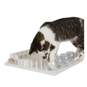 Das "Cat Activity Fun Board" ist ein hochwertiges und intelligentes Spielzeug für Katzen, das speziell von Helena Dbalý entwickelt wurde, um das natürliche Bedürfnis Ihrer Katze nach körperlicher Bewegung und geistiger Herausforderung zu fördern. Mit fünf unterschiedlichen Modulen bietet das Fun Board abwechslungsreiche Aufgaben, die die Geschicklichkeit und Intelligenz Ihrer Katze schulen. Dieses Spielzeug ist ideal für Katzen aller Altersgruppen, einschließlich älterer oder kranker Tiere, die möglicherweise in ihrer Bewegungsfreiheit eingeschränkt sind. Es sorgt für sinnvolle Beschäftigung und jede Menge Spielspaß, während es gleichzeitig die körperliche und geistige Auslastung Ihrer Katze unterstützt. Zudem ist das Fun Board spülmaschinengeeignet, was die Reinigung zum Kinderspiel macht. Mit den kompakten Maßen von 30 x 40 cm und der eleganten weißen Farbe passt es perfekt in jedes Zuhause. Fördern Sie das Wohlbefinden Ihrer Katze mit diesem innovativen Spielzeug!
