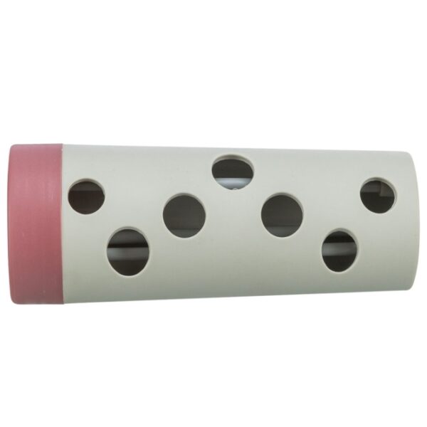 Die Snack Roll für Katzen ist das ideale Spielzeug, um Langeweile zu vertreiben und die Geschicklichkeit Ihres Lieblings zu fördern. Dieses hochwertige Katzenzubehör bietet eine artgerechte Beschäftigung, die die natürliche Spiellust Ihrer Katze anregt. Einfach mit geeignetem Futter oder leckeren Snacks befüllen und die Rollbewegungen sorgen dafür, dass die Leckerbissen portionsweise herausfallen. Die Snack Roll verfügt über einen stabilen Kunststoffkern, umhüllt von einem laufruhigen Gummi, und ist mit herausnehmbaren Stäben ausgestattet, die eine individuelle Anpassung des Schwierigkeitsgrades ermöglichen. Dank des praktischen aufschraubbaren Deckels ist die Snack Roll besonders leicht zu befüllen und zu reinigen. Mit einem Durchmesser von 5 bis 6 cm und einer Länge von ca. 14,5 cm ist dieses Spielzeug perfekt für Katzen jeden Alters. Die Farben können von der Abbildung abweichen, aber die Freude Ihrer Katze bleibt garantiert!