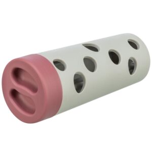 Die Snack Roll für Katzen ist das ideale Spielzeug, um Langeweile zu vertreiben und die Geschicklichkeit Ihres Lieblings zu fördern. Dieses hochwertige Katzenzubehör bietet eine artgerechte Beschäftigung, die die natürliche Spiellust Ihrer Katze anregt. Einfach mit geeignetem Futter oder leckeren Snacks befüllen und die Rollbewegungen sorgen dafür, dass die Leckerbissen portionsweise herausfallen. Die Snack Roll verfügt über einen stabilen Kunststoffkern, umhüllt von einem laufruhigen Gummi, und ist mit herausnehmbaren Stäben ausgestattet, die eine individuelle Anpassung des Schwierigkeitsgrades ermöglichen. Dank des praktischen aufschraubbaren Deckels ist die Snack Roll besonders leicht zu befüllen und zu reinigen. Mit einem Durchmesser von 5 bis 6 cm und einer Länge von ca. 14,5 cm ist dieses Spielzeug perfekt für Katzen jeden Alters. Die Farben können von der Abbildung abweichen, aber die Freude Ihrer Katze bleibt garantiert!