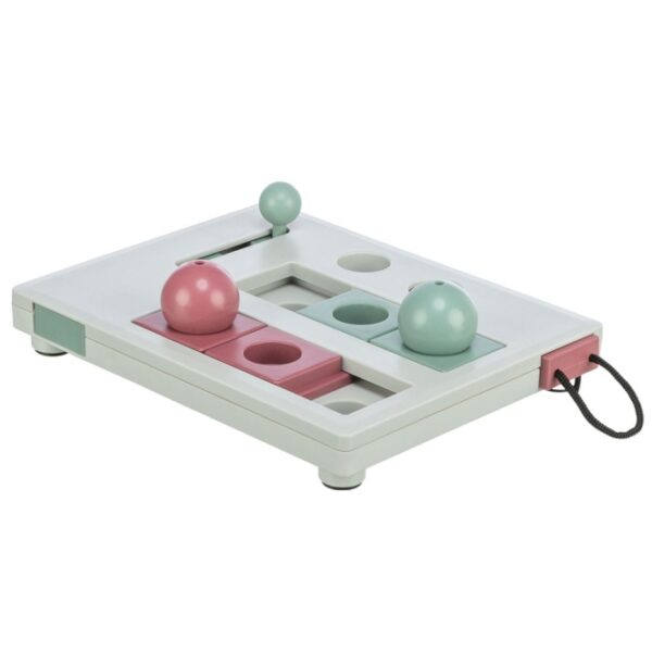 Entdecken Sie unser tolles Intelligenzspielzeug für Katzen, das für stundenlangen Spielspaß sorgt und viele Funktionen bietet. Mit vier abwechslungsreichen Spielmodulen stellt es unterschiedliche Aufgaben, die sowohl die körperliche Beschäftigung als auch die geistige Herausforderung Ihrer Katze fördern. Die zwei Abdeckkugeln und zahlreichen kleinen Vertiefungen sowie Schubfächer schulen die Geschicklichkeit und halten Ihre Katze aktiv und glücklich. Hergestellt aus hochwertigem Kunststoff, ist das Spielzeug spülmaschinengeeignet und verfügt über rutschfeste Gummifüße, die für einen sicheren Halt sorgen. Zudem ist es ideal für ältere oder kranke Tiere geeignet und kommt mit einem hilfreichen Übungsheft, das Tipps und Tricks für ein optimales Training enthält. Mit den kompakten Maßen von ca. 25 x 20 cm ist dieses Spielzeug eine ausgezeichnete Wahl für jede Katze, die Spaß und Herausforderung sucht.