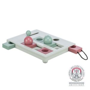 Entdecken Sie unser tolles Intelligenzspielzeug für Katzen, das für stundenlangen Spielspaß sorgt und viele Funktionen bietet. Mit vier abwechslungsreichen Spielmodulen stellt es unterschiedliche Aufgaben, die sowohl die körperliche Beschäftigung als auch die geistige Herausforderung Ihrer Katze fördern. Die zwei Abdeckkugeln und zahlreichen kleinen Vertiefungen sowie Schubfächer schulen die Geschicklichkeit und halten Ihre Katze aktiv und glücklich. Hergestellt aus hochwertigem Kunststoff, ist das Spielzeug spülmaschinengeeignet und verfügt über rutschfeste Gummifüße, die für einen sicheren Halt sorgen. Zudem ist es ideal für ältere oder kranke Tiere geeignet und kommt mit einem hilfreichen Übungsheft, das Tipps und Tricks für ein optimales Training enthält. Mit den kompakten Maßen von ca. 25 x 20 cm ist dieses Spielzeug eine ausgezeichnete Wahl für jede Katze, die Spaß und Herausforderung sucht.