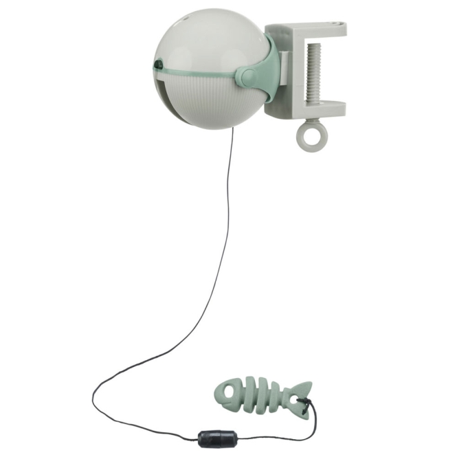 Entdecke unser automatisches Katzenspielzeug „Catch It“, das speziell entwickelt wurde, um den Spieltrieb deiner Katze zu fördern. Dieses hochwertige Spielzeug lässt sich mühelos an verschiedenen Oberflächen wie Tischen, Regalen oder Kratzbäumen mit einer maximalen Dicke von 4 cm befestigen. Mit seiner batteriebetriebenen Automatik bewegt sich das an einer Schnur befestigte Spielzeug unregelmäßig auf und ab und sorgt so für stundenlangen Spielspaß. Du kannst zwischen einem attraktiven Fisch- oder einem aufregenden Federspielzeug wählen – ganz nach den Vorlieben deiner Stubentiger. Die praktische Abschaltautomatik schaltet das Spielzeug nach 15 Minuten ab, um Energie zu sparen. Das Set enthält zudem ein Ersatz-Spielzeug, damit der Spaß nie aufhört. Ideal für Katzenliebhaber, die ihren pelzigen Freunden ein unterhaltsames und hochwertiges Spielzeug bieten möchten! Maße: ca. 10 × 14 cm, aus robustem Kunststoff gefertigt.