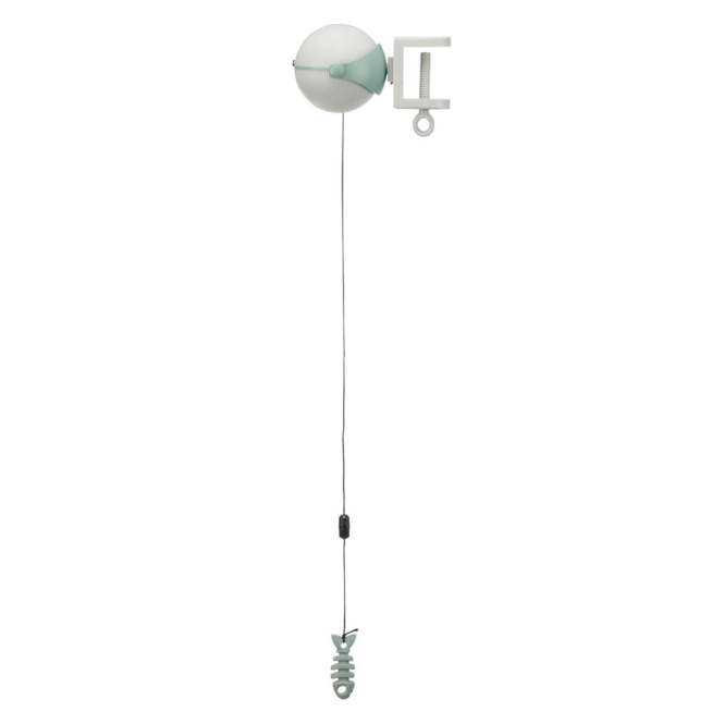 Entdecke unser automatisches Katzenspielzeug „Catch It“, das speziell entwickelt wurde, um den Spieltrieb deiner Katze zu fördern. Dieses hochwertige Spielzeug lässt sich mühelos an verschiedenen Oberflächen wie Tischen, Regalen oder Kratzbäumen mit einer maximalen Dicke von 4 cm befestigen. Mit seiner batteriebetriebenen Automatik bewegt sich das an einer Schnur befestigte Spielzeug unregelmäßig auf und ab und sorgt so für stundenlangen Spielspaß. Du kannst zwischen einem attraktiven Fisch- oder einem aufregenden Federspielzeug wählen – ganz nach den Vorlieben deiner Stubentiger. Die praktische Abschaltautomatik schaltet das Spielzeug nach 15 Minuten ab, um Energie zu sparen. Das Set enthält zudem ein Ersatz-Spielzeug, damit der Spaß nie aufhört. Ideal für Katzenliebhaber, die ihren pelzigen Freunden ein unterhaltsames und hochwertiges Spielzeug bieten möchten! Maße: ca. 10 × 14 cm, aus robustem Kunststoff gefertigt.