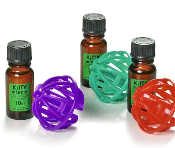 Reagiert Ihre Katze begeistert auf Katzenminze? Dann wird das Katzenspielzeug Kitty Minzie von Karlie der perfekte Spielgefährte für sie sein! Dieser hochwertige Plastikball ist mit einem verführerischen Duft nach Katzenminze gefüllt, der Ihre Katze stundenlang zum Spielen animiert. Wenn der Duft nachlässt, können Sie ihn ganz einfach mit der mitgelieferten 10 ml Flasche Katzenminze wieder aktivieren. Der absorbierende Innenteil sorgt dafür, dass die Katzenminze optimal aufgenommen wird und die Freude am Spielen verlängert. Mit einem kompakten Maß von ca. 5 x 5 x 5 cm ist dieses Katzenspielzeug ideal für Katzen jeden Alters. Gönnen Sie Ihrer Katze unvergessliche Spielstunden mit dem Kitty Minzie Ball von Karlie – ein unverzichtbares Spielzeug für Katzenliebhaber!