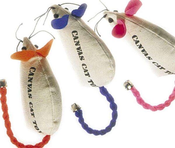 Entdecken Sie unser hochwertiges Katzenspielzeug mit CATNIP-Duftstoff, das speziell für Ihre geliebte Katze entwickelt wurde. Mit einer Größe von ca. 9 cm und aus robustem Leinen gefertigt, bietet es nicht nur Spaß, sondern auch Langlebigkeit. Das integrierte Glöckchen sorgt für zusätzliche Unterhaltung und stimuliert den Spieltrieb Ihrer Katze. Bitte beachten Sie, dass die Farbwahl abhängig vom Lagerbestand erfolgt, was jedem Spielzeug eine individuelle Note verleiht. Gönnen Sie Ihrer Katze dieses hochwertige und ansprechende Spielzeug, das für stundenlangen Spielspaß sorgt!