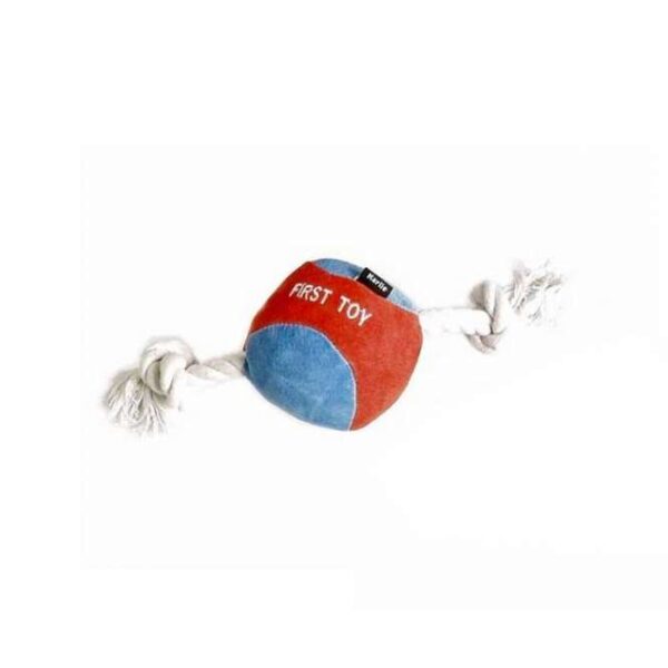 Dieser weiche Spielball für Welpen ist aus einem zahnfreundlichen Leder-Baumwollmix gefertigt und ideal für die sanften Zähne Ihres kleinen Freundes. Der Ball hat einen Durchmesser von ca. 7 cm und eine Gesamtgröße von ca. 22 cm, perfekt für das Spielen und Herumtollen. Da auf einen Squeeker verzichtet wurde, eignet sich dieser Ball besonders gut für ängstliche Welpen, die sich beim Spielen wohlfühlen sollen. Mit diesem hochwertigen und sicheren Spielzeug fördern Sie nicht nur die Spielfreude, sondern auch die Zahngesundheit Ihres Welpen. Holen Sie sich jetzt diesen tollen Ball für unvergessliche Spielstunden!