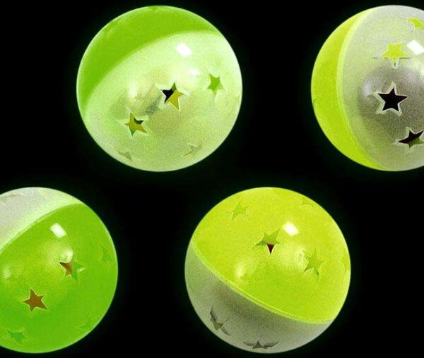 Entdecken Sie unser praktisches 4er Pack mit leuchtenden Neonglühwürmchen in zwei auffälligen Farben: 2 x Neongelb und 2 x Neongrün. Diese hochwertigen Glöckchen leuchten im Dunkeln und sorgen für eine stimmungsvolle Atmosphäre in Ihrem Zuhause oder Garten. Damit sie optimal leuchten, sollten sie vorher eine gewisse Zeit mit Licht aufgeladen werden. Mit einem Durchmesser von 4 cm sind sie perfekt für eine Vielzahl von Anwendungen, sei es für Partys, Dekoration oder einfach nur für den Spaß. Holen Sie sich jetzt diese günstigen, hochwertigen Leuchtaccessoires und bringen Sie Farbe und Licht in Ihre Umgebung!