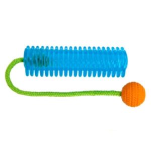 Dieses hochwertige Wurfspielzeug aus Thermo Plastic Rubber ist der perfekte Spielstick mit Seil und Ball für Ihr tägliches Training mit Ihrem Hund. Mit einer Länge von ca. 38 cm ist es ideal für alle Altersgruppen, vom Welpen bis zum Senior. Die robusten und witterungsbeständigen Materialien garantieren eine extreme Langlebigkeit und machen das Spielzeug besonders zahnfreundlich und ungiftig. Dank seiner schwimmfähigen Eigenschaften eignet sich dieses Spielzeug hervorragend für Spiele im und am Wasser. Vertrauen Sie auf die Qualität von good4fun und bieten Sie Ihrem Hund ein sicheres und unterhaltsames Spielerlebnis! Bitte beachten Sie, dass die Farben von der Abbildung abweichen können.