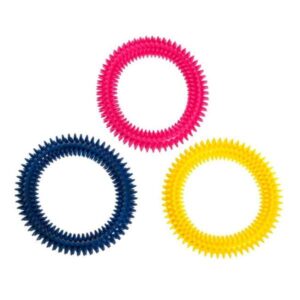 Dieses beliebte Hundespielzeug ist der ideale Noppenring aus zahnfreundlichem Thermo Plastic Rubber, der für alle Hunde geeignet ist. Mit einem Durchmesser von ca. 17 cm bietet es stundenlangen Spielspaß. Die Spielzeuge von good4fun bestehen aus witterungsbeständigem und extrem langlebigem Material, das nicht nur weich, sondern auch völlig ungiftig ist. Perfekt für Spiele im und am Wasser, da die schwimmfähigen Spielzeuge auch im Freien beste Leistungen zeigen. Ob Welpe oder Senior – dieses hochwertige Spielzeug ist für alle Altersgruppen geeignet und sorgt für gesunde Zähne und viel Freude beim Spielen. Bitte beachten Sie, dass die Farbwahl je nach Lagerbestand erfolgt.