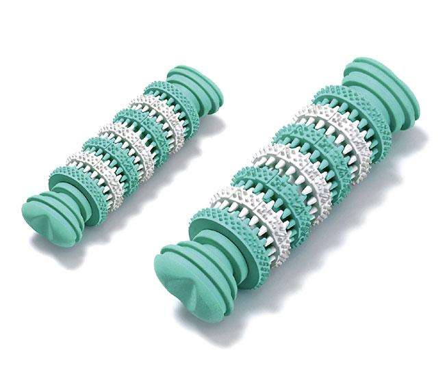 Entdecken Sie unseren hochwertigen Vollgummiartikel mit erfrischendem Mint-Aroma, der speziell entwickelt wurde, um das Gebiss und die Zähne Ihres Haustiers sanft zu massieren und zu pflegen. Dieses pflegeleichte Spielzeug ist ideal für die Zahnhygiene und sorgt für ein gesundes Kauvergnügen. Bitte beachten Sie, dass 'Vollgummi' die Materialbezeichnung ist und nicht bedeutet, dass der Artikel komplett aus Vollgummi besteht. Investieren Sie in die Gesundheit Ihres Tieres mit diesem langlebigen und effektiven Pflegeprodukt!