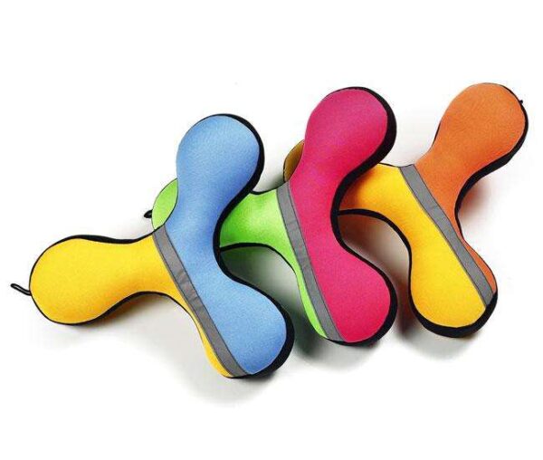 Entdecken Sie unser schwimmfähiges Wasserspielzeug aus hochwertigem Neopren – der perfekte Begleiter für Spaß im Wasser! Mit einer praktischen Größe von 23 x 23 x 5 cm und einem integrierten Squeeker sorgt dieses Spielzeug für stundenlangen Spielspaß bei Ihrem Hund. Egal ob im Pool oder am Strand, dieses robuste und langlebige Wasserspielzeug bietet hohe Qualität und ist ideal für aktive Hunde. Bitte beachten Sie, dass die Farbwahl je nach Lagerbestand erfolgt. Holen Sie sich jetzt das beste Wasserspielzeug für unvergessliche Momente im Wasser!
