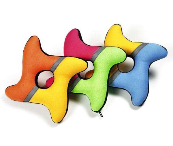 Entdecken Sie unser hochwertiges, schwimmfähiges Wasserspielzeug aus Neopren, das ideal für den Sommer ist! Mit einem integrierten Squeeker sorgt es für zusätzlichen Spaß und Unterhaltung im Wasser. Die kompakte Größe von 20 x 20 x 5 cm macht es perfekt für kleine Hände und sorgt für ein leichtes Handling. Bitte beachten Sie, dass die Farbwahl je nach Lagerbestand erfolgt – jede Farbe bringt jedoch Freude und Abwechslung ins Spiel. Dieses langlebige und sichere Wasserspielzeug ist die perfekte Wahl für Kinder, die gerne im Wasser spielen. Genießen Sie unvergessliche Momente am Strand oder im Pool mit diesem tollen Neopren-Spielzeug!