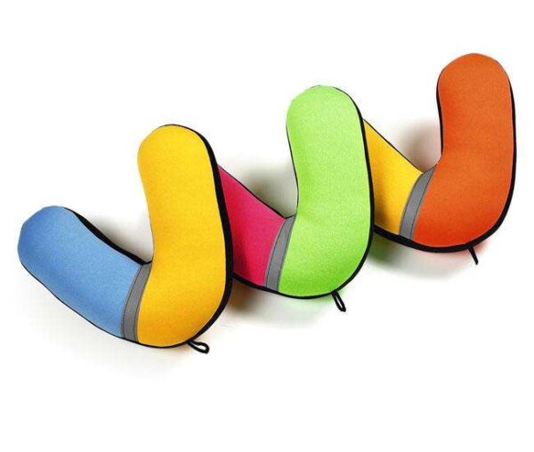 Entdecken Sie unser hochwertiges, schwimmfähiges Wasserspielzeug aus strapazierfähigem Neopren, perfekt für unvergessliche Spielstunden im Wasser. Mit einem eingebauten Squeeker sorgt es für zusätzlichen Spaß und Unterhaltung für Ihre Kinder oder Haustiere. Die kompakte Größe von 23 x 23 x 5 cm macht es ideal für den Einsatz im Schwimmbad, am Strand oder im Garten. Bitte beachten Sie, dass die Farbwahl aufgrund des Lagerbestands nicht möglich ist – jede Bestellung wird in einer zufällig ausgewählten Farbe geliefert. Dieses langlebige Wasserspielzeug vereint hohe Qualität und Spaß und ist ein Must-Have für jeden Wasserspaßliebhaber!