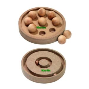 Katzen lieben Versteckspiele, denn Spielen fördert sowohl die Fitness als auch die Intelligenz Ihrer Katze. Das Kitty Brain Train ist ein hochwertiges Spielzeug, das zwei spannende Spiele in einem vereint: das Boccia-Game und das Round-About-Game. Diese motivierenden Geruchs- und Denkspiele bieten Ihrer Katze nicht nur tolle Möglichkeiten zur Beschäftigung, sondern wecken auch ihren natürlichen Jagdinstinkt. Mit einem Durchmesser von ca. 25 cm ist es ideal für Katzen jeder Größe. Fügen Sie eigene Snacks und Naturmitbringsel hinzu, um immer wieder neue Düfte und Erfahrungen zu schaffen. Fördern Sie die Gesundheit und das Wohlbefinden Ihrer Katze mit dem Kitty Brain Train – dem besten Spielzeug für aktive und neugierige Katzen!