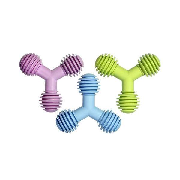 Die Boomer Puppy-Triangel ist das perfekte Spielzeug für Welpen und sorgt für stundenlangen Spielspaß. Mit ihrer speziellen Form und Größe ist sie ideal auf die Bedürfnisse Ihres kleinen Freundes abgestimmt und eignet sich hervorragend zum Beißen und Spielen. Hergestellt aus hochwertigem Vollgummi und verfeinert mit einem angenehmen Vanille-Aroma, bietet dieses Spielzeug nicht nur Freude, sondern auch Sicherheit für Ihren Welpen. Mit einer Größe von etwa 8 cm ist die Triangel leicht zu handhaben und in den Farben Hellblau, Rosa oder Grün erhältlich. Bitte beachten Sie, dass die Farbwahl je nach Lagerbestand erfolgt. Investieren Sie in die beste Qualität für Ihr Haustier und fördern Sie spielerisch die Entwicklung Ihres Welpen mit der Boomer Puppy-Triangel!