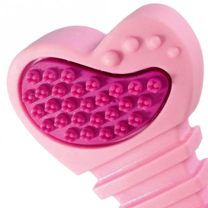 Der Karlie Ruffus Puppy Vollgummi Dento Knochen ist das ideale Welpenspielzeug für junge Hunde. Mit über 50% Naturkautschuk bietet er nicht nur eine hohe Qualität und Robustheit, sondern auch ein verlockendes Vanillearoma, das das Kauvergnügen steigert. Dieses Kauspielzeug fördert die Zahnpflege, reinigt Zähne und Zahnfleisch und unterstützt die gesunde Entwicklung des Gebisses. Besonders während der Zahnwechsel- und Zahnungphase kann der Knochen helfen, Schmerzen zu lindern. Die speziellen gerillten und genoppten Bereiche bieten zusätzlich einen angenehmen Massageeffekt, der das Kauen noch attraktiver macht. Mit einer praktischen Größe von ca. 13 x 4 cm ist der Knochen perfekt für kleine Welpen. Erhältlich in verschiedenen Farben, wobei die Auswahl je nach Lagerbestand erfolgt, ist der Karlie Ruffus Dento Knochen ein unverzichtbares Spielzeug für jeden Welpenbesitzer, der Wert auf Qualität und Funktionalität legt.