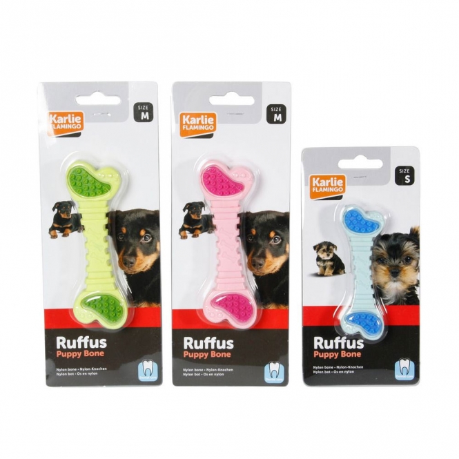 Der Karlie Ruffus Puppy Vollgummi Dento Knochen ist das ideale Welpenspielzeug für junge Hunde. Mit über 50% Naturkautschuk bietet er nicht nur eine hohe Qualität und Robustheit, sondern auch ein verlockendes Vanillearoma, das das Kauvergnügen steigert. Dieses Kauspielzeug fördert die Zahnpflege, reinigt Zähne und Zahnfleisch und unterstützt die gesunde Entwicklung des Gebisses. Besonders während der Zahnwechsel- und Zahnungphase kann der Knochen helfen, Schmerzen zu lindern. Die speziellen gerillten und genoppten Bereiche bieten zusätzlich einen angenehmen Massageeffekt, der das Kauen noch attraktiver macht. Mit einer praktischen Größe von ca. 13 x 4 cm ist der Knochen perfekt für kleine Welpen. Erhältlich in verschiedenen Farben, wobei die Auswahl je nach Lagerbestand erfolgt, ist der Karlie Ruffus Dento Knochen ein unverzichtbares Spielzeug für jeden Welpenbesitzer, der Wert auf Qualität und Funktionalität legt.