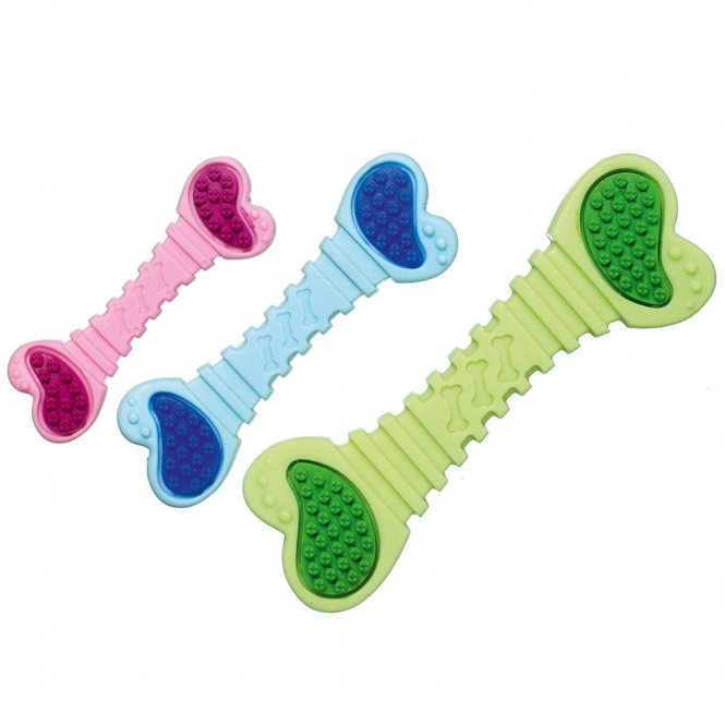 Der Karlie Ruffus Puppy Vollgummi Dento Knochen ist das ideale Welpenspielzeug für Ihren jungen Hund. Mit einem hohen Naturkautschukanteil von über 50% bietet dieser robuste Knochen nicht nur Spielspaß, sondern fördert auch die Zahngesundheit. Das verführerische Vanillearoma macht ihn besonders ansprechend. Das Kauen auf diesem Knochen ist nicht nur ein toller Zeitvertreib, sondern reinigt auch Zähne und Zahnfleisch und unterstützt die gesunde Entwicklung des Gebisses. Besonders während des Zahnwechsels kann er helfen, Zahnschmerzen zu lindern. Die gerillten und genoppten Bereiche sorgen für einen angenehmen Massageeffekt und machen das Kauen zu einem besonderen Erlebnis. Mit einer Größe von ca. 10 x 3 cm ist der Knochen perfekt für kleine Welpen geeignet. Erhältlich in verschiedenen Farben, die je nach Lagerbestand ausgewählt werden. Gönnen Sie Ihrem Welpen dieses hochwertige und langlebige Spielzeug für gesunde Zähne und viel Freude!