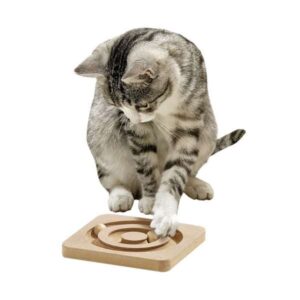 Katzen lieben Spiele! Mit den Kitty Brain Train Spielen fördern Sie die Fitness und Intelligenz Ihrer Katze auf spielerische Weise. Das Roundabout bietet spannende Jagdmöglichkeiten, die Ihre Katze zum Spielen und Forschen anregen. Dieses hochwertige Spielzeug kommt inklusive einer leicht verständlichen Spielanleitung, damit Sie sofort starten können. Mit kompakten Maßen von ca. 19 x 19 cm passt es ideal in jede Wohnung. Schenken Sie Ihrer Katze das beste Spielerlebnis und unterstützen Sie ihre geistige und körperliche Gesundheit mit diesem tollen Spielzeug!
