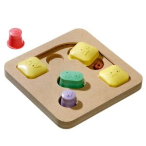 Entdecken Sie das **Doggy Brain Train Motion** – ein hochwertiges Motivations- und Denkspiel für Hunde, ideal für fortgeschrittene Vierbeiner! In diesem spannenden Spiel werden Snacks in Vertiefungen platziert und von bunten Hütchen abgedeckt. Ihr Hund kann durch Schieben mit der Pfote oder Schnauze sowie Anheben der Hütchen an die leckeren Belohnungen gelangen. Mit verschiedenen Schwierigkeitsstufen, bei denen Ihr Hund Hütchen heben und schieben muss, sorgt dieses Spiel für stundenlange Unterhaltung und geistige Herausforderung. Die Cups sind in mehreren Farben und Formen erhältlich und verfügen über spezielle Duftlöcher, die die Neugier Ihres Hundes anregen. Dank der Anti-Rutsch-Stopper bleibt das Spielzeug sicher an seinem Platz. **Denkspiele** fördern die kognitive Entwicklung Ihres Hundes und bieten die perfekte Beschäftigung für jede Jahreszeit. Maße: ca. 25 x 25 x 5 cm. Holen Sie sich jetzt das **beste Denkspiel für Hunde** und beobachten Sie, wie Ihr Hund spielerisch lernt!