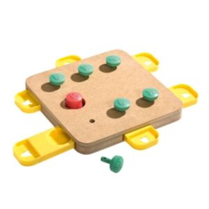 Entdecken Sie das perfekte Denkspiel für Ihren Hund! Unser hochwertiges Motivationsspielzeug bietet verschiedene Funktionen und Schwierigkeitsgrade, um die geistige Entwicklung Ihres Vierbeiners zu fördern. Snacks können in clever versteckten Schubladen platziert werden, die Ihr Hund durch Schieben mit der Pfote oder Schnauze öffnen muss. Die Herausforderung steigt, wenn die Schubladen mit Steckpins arretiert sind – erst nach dem Lösen der Arretierung kann das Leckerli erreicht werden. Zusätzlich gibt es ein Hütchen mit Duftlöchern als weiteres spannendes Versteck. Dieses Spielzeug ist hygienisch zu reinigen und verfügt über einen Anti-Rutsch-Stopper, sodass es sicher und stabil bleibt. Die Doggy Brain Train Brettspielzeuge sind ideal für jede Jahreszeit und bieten Ihrem Hund eine unterhaltsame Beschäftigung. Maße: ca. 32 x 32 x 5 cm. Fördern Sie die Intelligenz Ihres Hundes mit diesem hochwertigen Spielzeug!