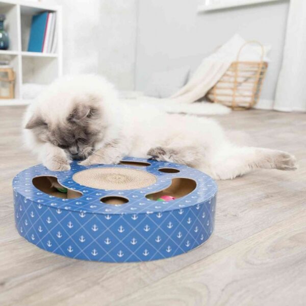 Entdecken Sie unser hochwertiges Katzen-Spielzeug aus Pappe, das speziell zum Hinlegen konzipiert ist. Dieses interaktive Spielzeug enthält zwei Bälle im Inneren, die Ihre Katze zum Spielen anregen und für stundenlangen Spaß sorgen. Mit einer Größe von ca. 33 × 5,5 cm (Durchmesser x Höhe) passt es perfekt in jedes Zuhause. Bitte beachten Sie, dass die Ausführungen variieren und eine Farbwahl leider nicht möglich ist. Angereichert mit Katzenminze bietet dieses Spielzeug nicht nur Unterhaltung, sondern fördert auch die Gesundheit und Fitness Ihrer Katze. Gönnen Sie Ihrer Katze das beste Spielvergnügen mit unserem attraktiven und günstigen Papp-Spielzeug!